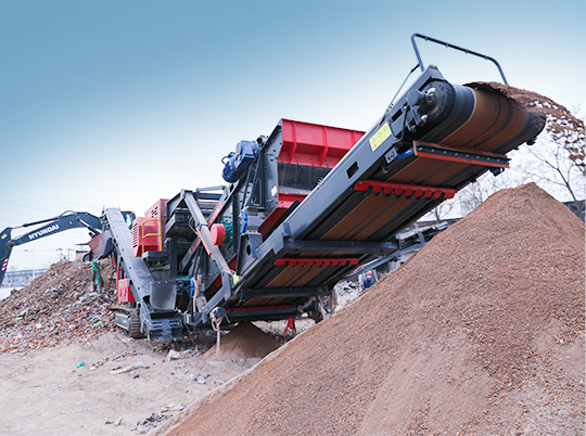 為什么礦山與建筑行業(yè)老板都在用履帶式移動(dòng)破碎站？ ——探秘紅星機(jī)器的“高效利器”